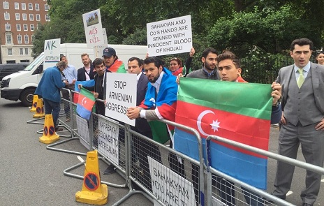 Separatçıların lideri Londonda, azərbaycanlılar etiraz edir – FOTOLAR, VİDEO
